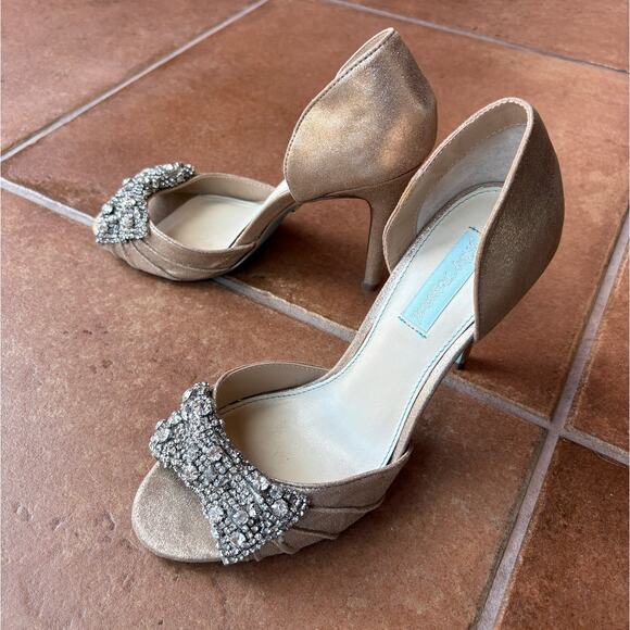 Blue by Betsey Johnson Rhinestone Bowtie Champagne Stiletto Heels size 9 - Picture 3 of 15